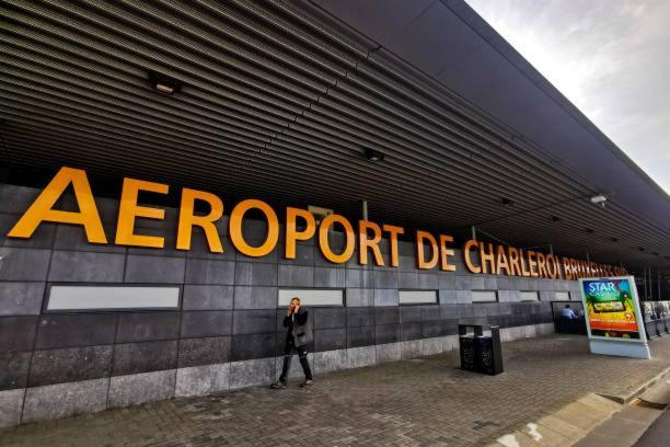Station 64 A4 Charleroi-Airport Apartamento Exterior foto